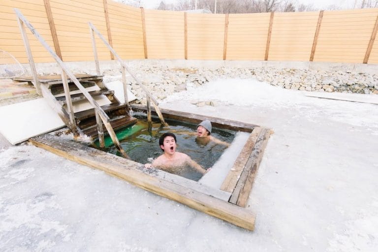 日本から3時間のバーニャ天国！ ウラジオストク「オルガさんのバーニャ」で、 凍った水風呂にダイブするまでの記録！